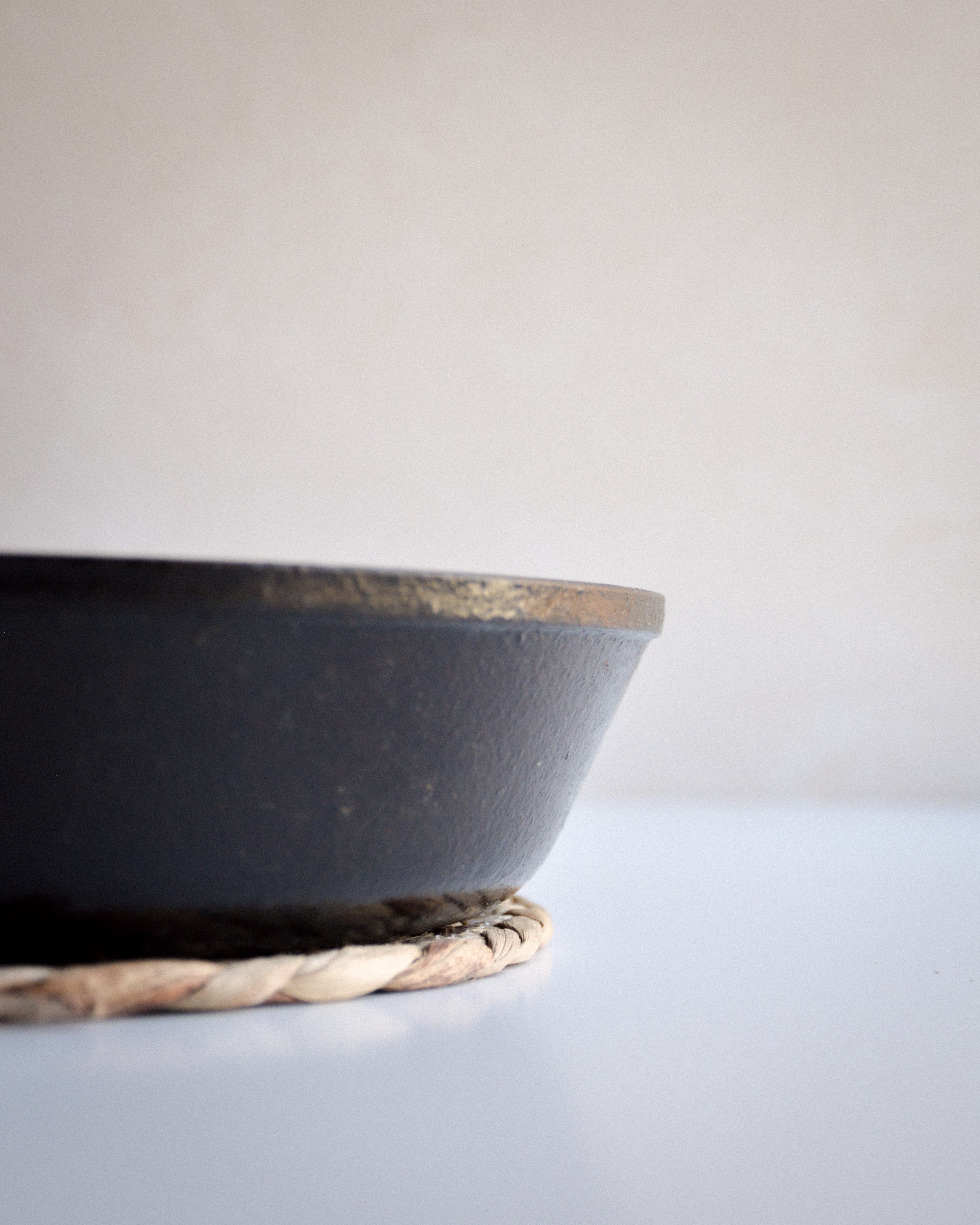 Round woven natural trivet with handle